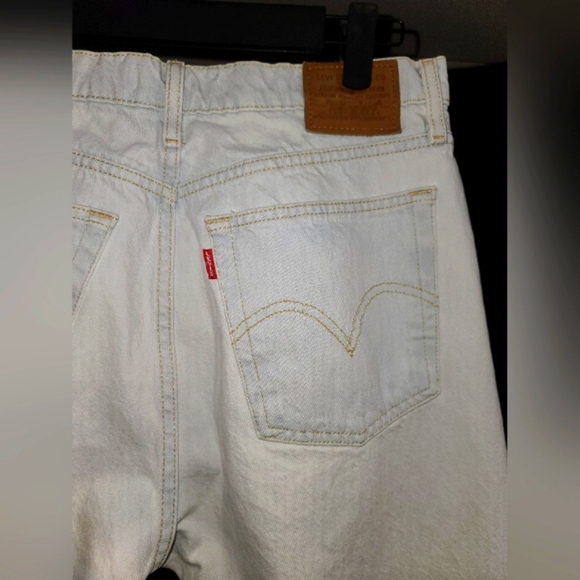EUC Levi's Women's Straight Leg Light Blue Jeans - Picture 4 of 4